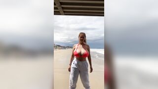 Beach bod perfect - Bigger Than Her Head