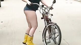 Butt vs. Boobs: Large butt swerving on a bike