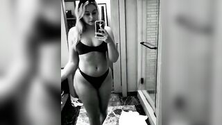 Curvy Iskra Lawrence Turns Around and Show THe Booty - Ass