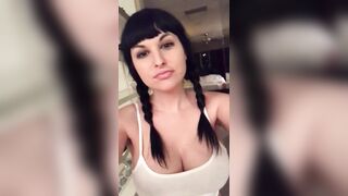 Bailey Jay shows us her curvy body before bathing - Bailey Jay