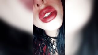 Bella Thorne: Bella showing off her cock engulfing lips